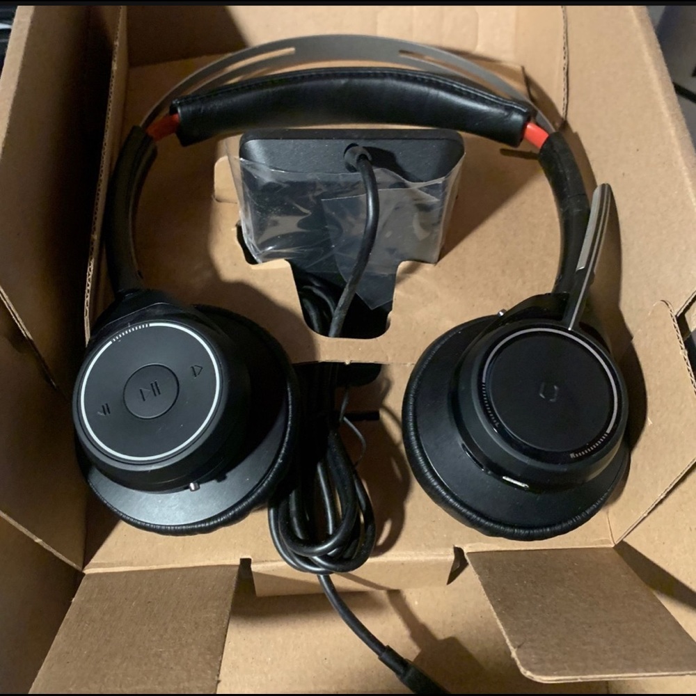 Voyager Focus UC plantronics B825